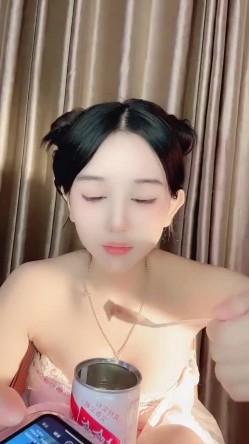 笑容甜美，高端精致女神【18岁昆明女模】大尺度福利第二季，白皙无毛粉屄傲人双峰，道具自慰喷水 截图3