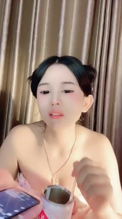 笑容甜美，高端精致女神【18岁昆明女模】大尺度福利第二季，白皙无毛粉屄傲人双峰，道具自慰喷水 截图4