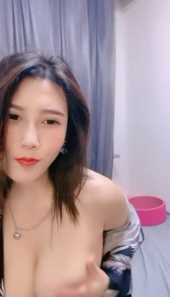D罩杯风骚大奶小骚货很会玩诱惑，半脱下黑丝翘起双腿揉穴，开档丝袜圆润美臀，扭动看着非常诱人 截图5