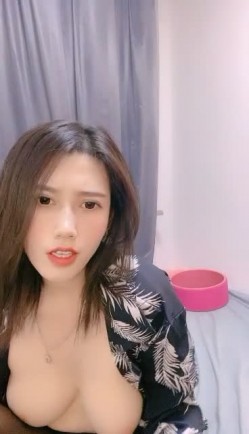 D罩杯风骚大奶小骚货很会玩诱惑，半脱下黑丝翘起双腿揉穴，开档丝袜圆润美臀，扭动看着非常诱人 截图15