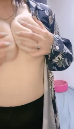 D罩杯风骚大奶小骚货很会玩诱惑，半脱下黑丝翘起双腿揉穴，开档丝袜圆润美臀，扭动看着非常诱人 截图16