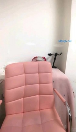 高颜值校花女神 很像明星邓家佳 跳蛋，露奶，4个小时直播收费秀 截图3