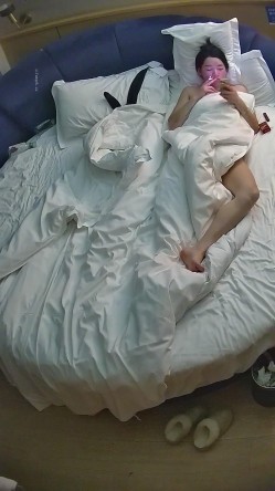 酒店偷拍白皙甜美女和纹身男友入住酒店三天吃饭日常啪啪 截图9