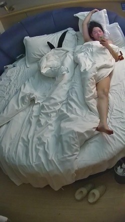 酒店偷拍白皙甜美女和纹身男友入住酒店三天吃饭日常啪啪 截图10