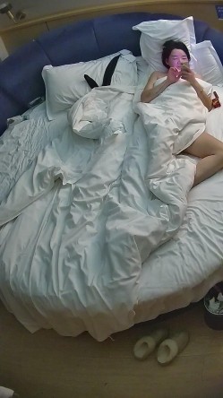 酒店偷拍白皙甜美女和纹身男友入住酒店三天吃饭日常啪啪 截图12