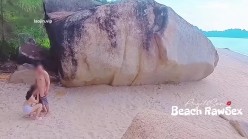 换妻大神，【爱玩夫妻】，包头人妻户外性爱，海边沙滩野战，人妻需要这种刺激才能高潮 截图7