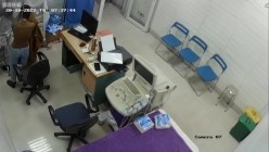黑客破解医院妇科监控摄像头偷拍 男医生做B超阴超磨蹭温柔插入眼镜少妇不好意思看 截图1
