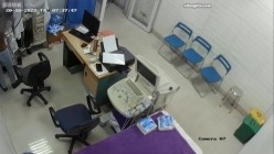 黑客破解医院妇科监控摄像头偷拍 男医生做B超阴超磨蹭温柔插入眼镜少妇不好意思看 截图2