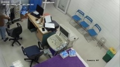 黑客破解医院妇科监控摄像头偷拍 男医生做B超阴超磨蹭温柔插入眼镜少妇不好意思看 截图7