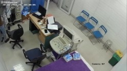 黑客破解医院妇科监控摄像头偷拍 男医生做B超阴超磨蹭温柔插入眼镜少妇不好意思看 截图8