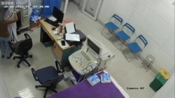 黑客破解医院妇科监控摄像头偷拍 男医生做B超阴超磨蹭温柔插入眼镜少妇不好意思看 截图9