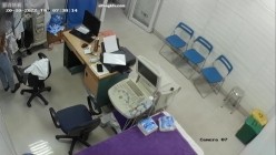 黑客破解医院妇科监控摄像头偷拍 男医生做B超阴超磨蹭温柔插入眼镜少妇不好意思看 截图11
