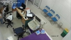 黑客破解医院妇科监控摄像头偷拍 男医生做B超阴超磨蹭温柔插入眼镜少妇不好意思看 截图12