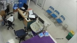黑客破解医院妇科监控摄像头偷拍 男医生做B超阴超磨蹭温柔插入眼镜少妇不好意思看 截图13