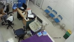 黑客破解医院妇科监控摄像头偷拍 男医生做B超阴超磨蹭温柔插入眼镜少妇不好意思看 截图14