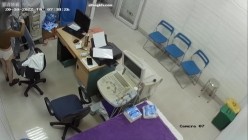 黑客破解医院妇科监控摄像头偷拍 男医生做B超阴超磨蹭温柔插入眼镜少妇不好意思看 截图15