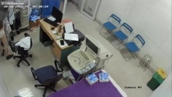 黑客破解医院妇科监控摄像头偷拍 男医生做B超阴超磨蹭温柔插入眼镜少妇不好意思看 截图16