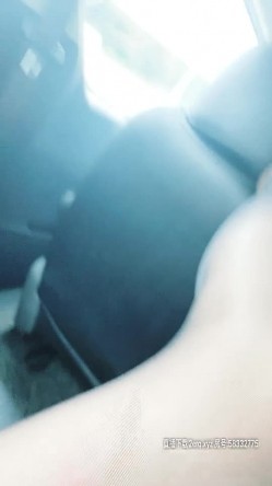 车上的小骚逼已经饥渴到不行了，拉到没人住的破房子里开始干活，黑丝高跟露脸，暴力口交多体位抽插玩虐她 截图4