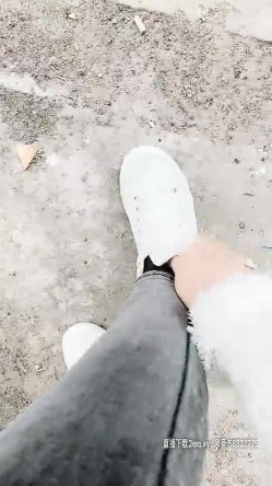 车上的小骚逼已经饥渴到不行了，拉到没人住的破房子里开始干活，黑丝高跟露脸，暴力口交多体位抽插玩虐她 截图5