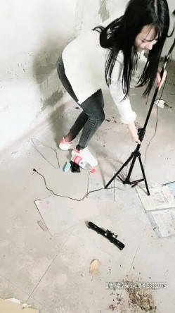 车上的小骚逼已经饥渴到不行了，拉到没人住的破房子里开始干活，黑丝高跟露脸，暴力口交多体位抽插玩虐她 截图6