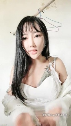 车上的小骚逼已经饥渴到不行了，拉到没人住的破房子里开始干活，黑丝高跟露脸，暴力口交多体位抽插玩虐她 截图7