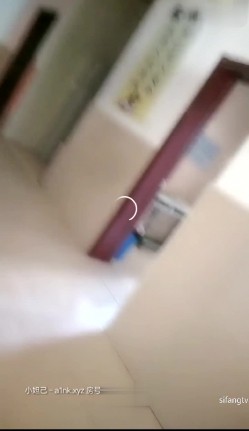 【私立学校的女教师】真实老师学校图书馆露出，书架旁揉奶甚至伸手进逼里自慰，还和同事聊天，骚死啦！ 截图1