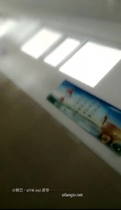 【私立学校的女教师】真实老师学校图书馆露出，书架旁揉奶甚至伸手进逼里自慰，还和同事聊天，骚死啦！ 截图2