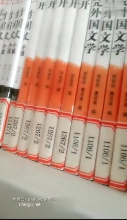 【私立学校的女教师】真实老师学校图书馆露出，书架旁揉奶甚至伸手进逼里自慰，还和同事聊天，骚死啦！ 截图3