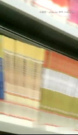 【私立学校的女教师】真实老师学校图书馆露出，书架旁揉奶甚至伸手进逼里自慰，还和同事聊天，骚死啦！ 截图4
