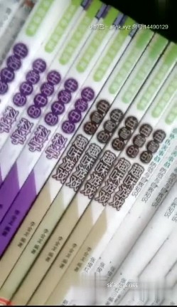 【私立学校的女教师】真实老师学校图书馆露出，书架旁揉奶甚至伸手进逼里自慰，还和同事聊天，骚死啦！ 截图5