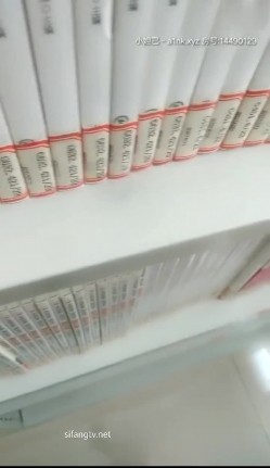 【私立学校的女教师】真实老师学校图书馆露出，书架旁揉奶甚至伸手进逼里自慰，还和同事聊天，骚死啦！ 截图6