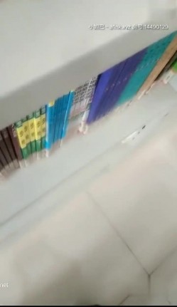 【私立学校的女教师】真实老师学校图书馆露出，书架旁揉奶甚至伸手进逼里自慰，还和同事聊天，骚死啦！ 截图7