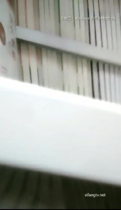 【私立学校的女教师】真实老师学校图书馆露出，书架旁揉奶甚至伸手进逼里自慰，还和同事聊天，骚死啦！ 截图8
