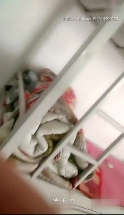 【私立学校的女教师】真实老师学校图书馆露出，书架旁揉奶甚至伸手进逼里自慰，还和同事聊天，骚死啦！ 截图12