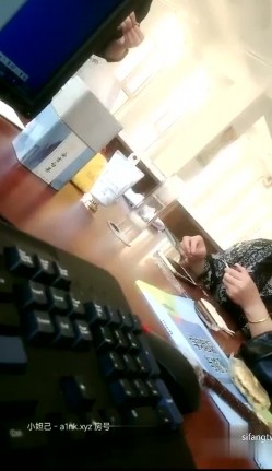 【私立学校的女教师】真实老师学校图书馆露出，书架旁揉奶甚至伸手进逼里自慰，还和同事聊天，骚死啦！ 截图14