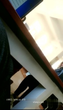 【私立学校的女教师】真实老师学校图书馆露出，书架旁揉奶甚至伸手进逼里自慰，还和同事聊天，骚死啦！ 截图15