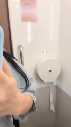 千里送逼，坐上高铁去约炮，【妖娆小宝贝】，美腿御姐，高铁厕所自慰，奥迪车震 截图3