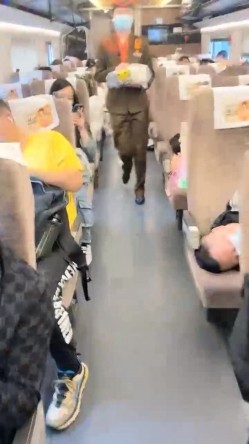 千里送逼，坐上高铁去约炮，【妖娆小宝贝】，美腿御姐，高铁厕所自慰，奥迪车震 截图7