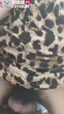 绿意盎然 91丽江夫妻看着骚老婆和粉丝视 鸡巴都出水拉丝了 老婆用小穴和AV棒服侍一天三餐都榨干了 截图1