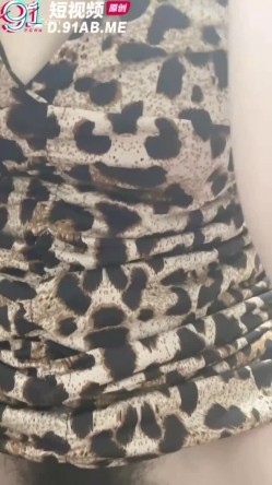 绿意盎然 91丽江夫妻看着骚老婆和粉丝视 鸡巴都出水拉丝了 老婆用小穴和AV棒服侍一天三餐都榨干了 截图2