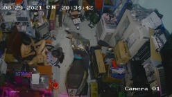 黑客破解摄像头监控偷拍 电脑维修店内夫妻口爆啪啪 超刺激！ 截图1