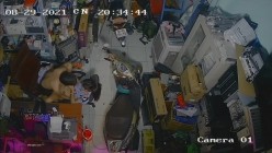 黑客破解摄像头监控偷拍 电脑维修店内夫妻口爆啪啪 超刺激！ 截图2