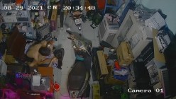 黑客破解摄像头监控偷拍 电脑维修店内夫妻口爆啪啪 超刺激！ 截图4