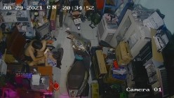 黑客破解摄像头监控偷拍 电脑维修店内夫妻口爆啪啪 超刺激！ 截图6