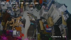 黑客破解摄像头监控偷拍 电脑维修店内夫妻口爆啪啪 超刺激！ 截图10
