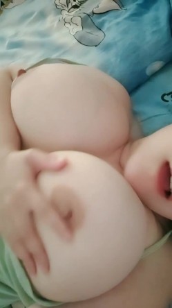 超级巨乳!!!乳交 两奶完全夹住鸡巴 光是一颗奶就把老哥奶罩住 69吃鸡巴 巨乳啪啪 奶晃 晕的不行 截图16