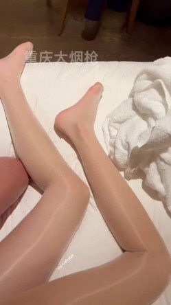 推特优质超强调教大佬玩女高手重庆烟枪 万磁王 凝望等新品失控潮喷边肏边喷一字马虐阴都是极品模特完整时长 截图4