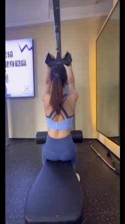 推特喜欢健身22岁气质御姐【大美美】外围土豪，剃光阴毛电影院啪啪野战道具肉棒配合各种性爱 截图2