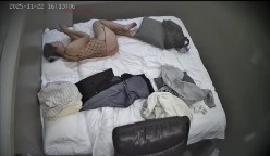天眼偷拍 这小美女有点东西哟 里面直接大镂空渔网情趣内衣套装 这是直接准备好出来挨操的呀 截图12