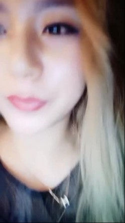 高颜值骚货少妇 深夜和炮友车震 在车里口交 开裆黑丝 炮友用手揉阴蒂 淫水直流 后入插了几下 很诱人 截图3